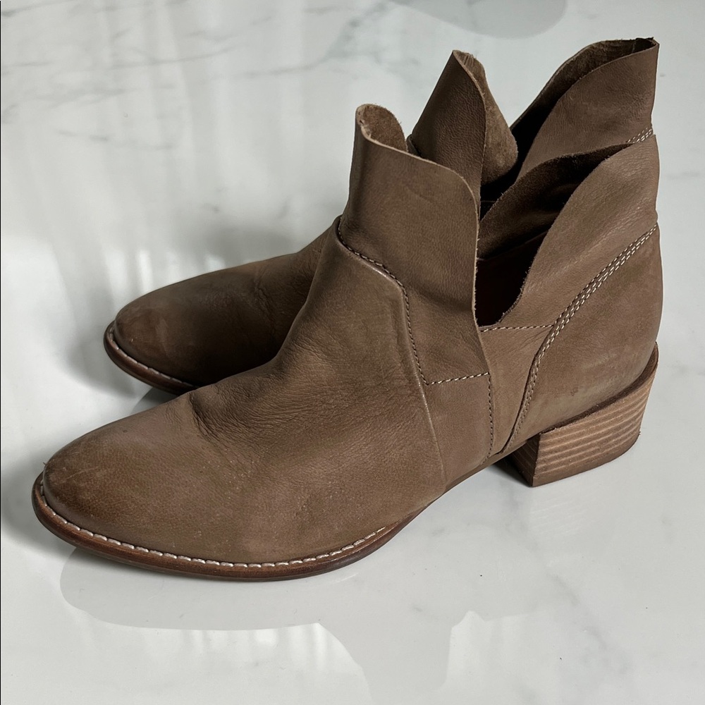 Seychelles Taupe Ankle Leather Boots